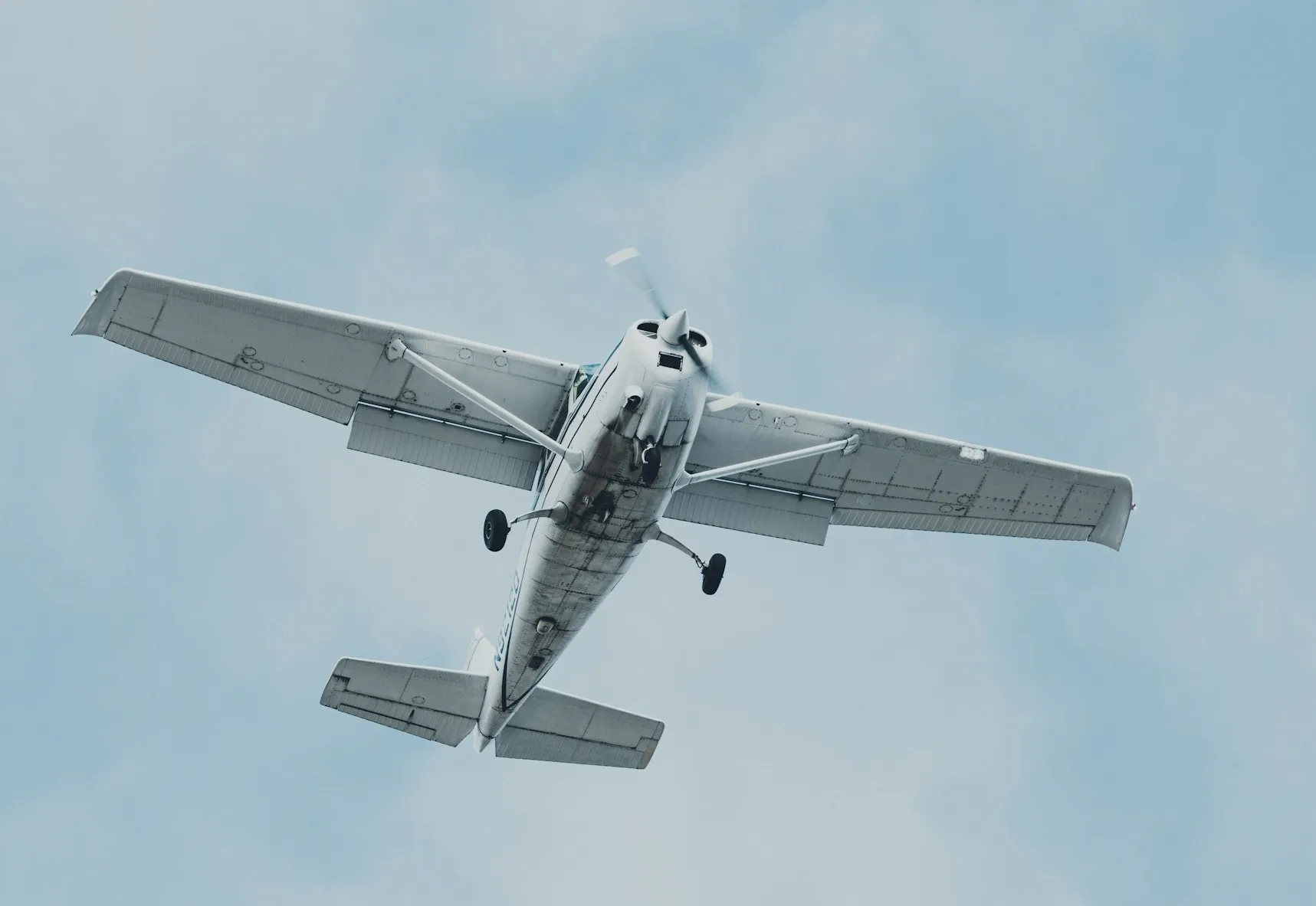 How Airplanes Defy Gravity: The Magic of Lift