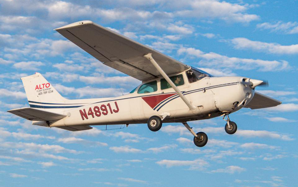 Discovery flight student pilot flying in Cessna 172 over Bethany, OK